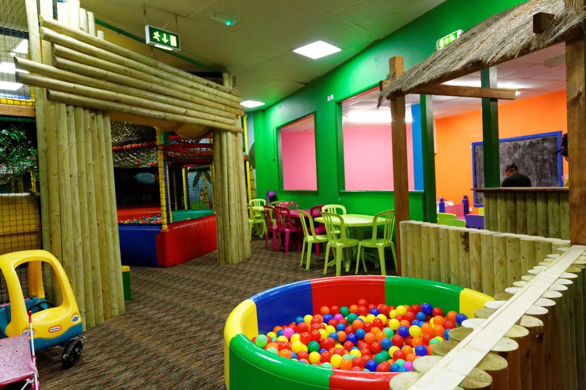 Pontins-Southport Holiday Park Extérieur photo